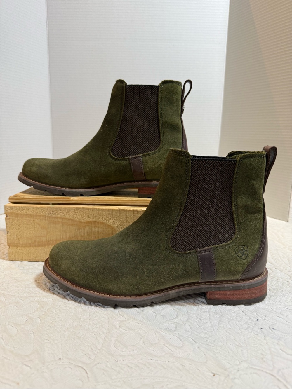 Chelsea Boot ARIAT Green Suede Lug Sole Pull On Ankle Boot Women’s US 9.5